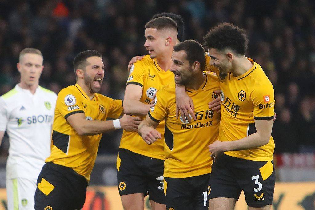 球队在比赛中一路高歌猛进，展现出色表现(面对这么多的困难,球队怎么能赢得比赛呢?)