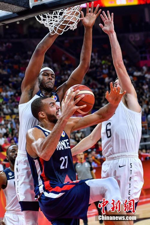 法国篮球队在国际比赛中表现出色,获得晋级资格 法国篮球队在国际比赛中表现出色,获得晋级资格